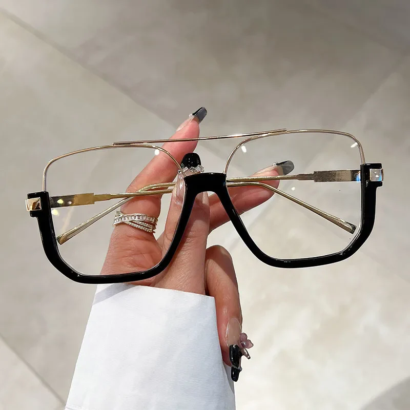Chic Glare Oversized Sunnies - Image 5