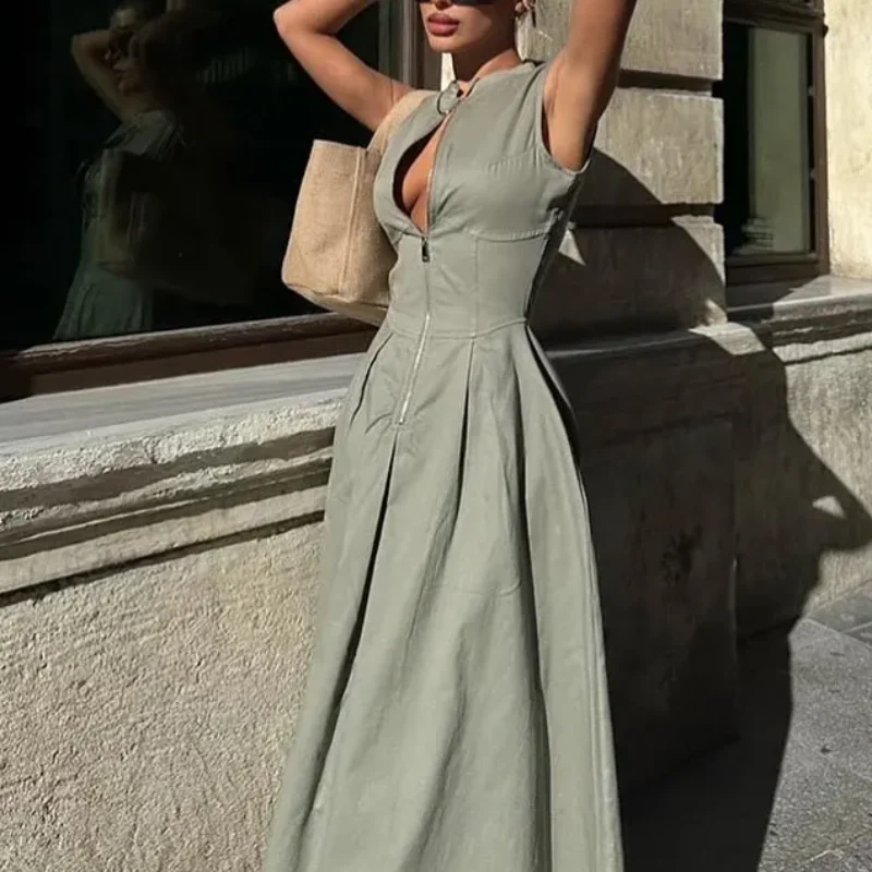 Gisele's Glamorous Long Dress - Image 5