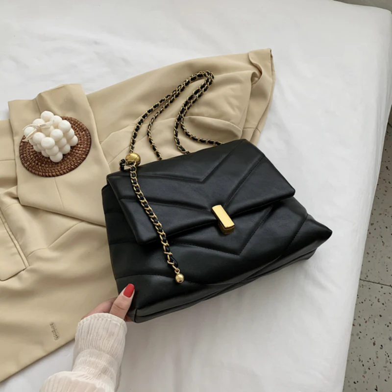 Martha's Chain Shoulder Bag - Image 2