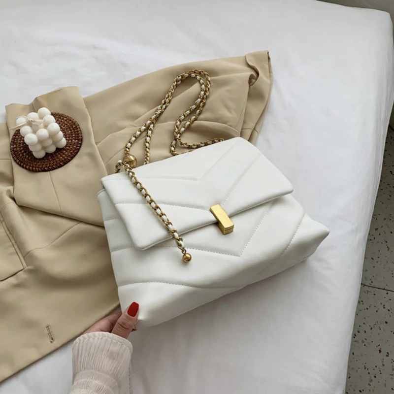 Martha's Chain Shoulder Bag - Image 4