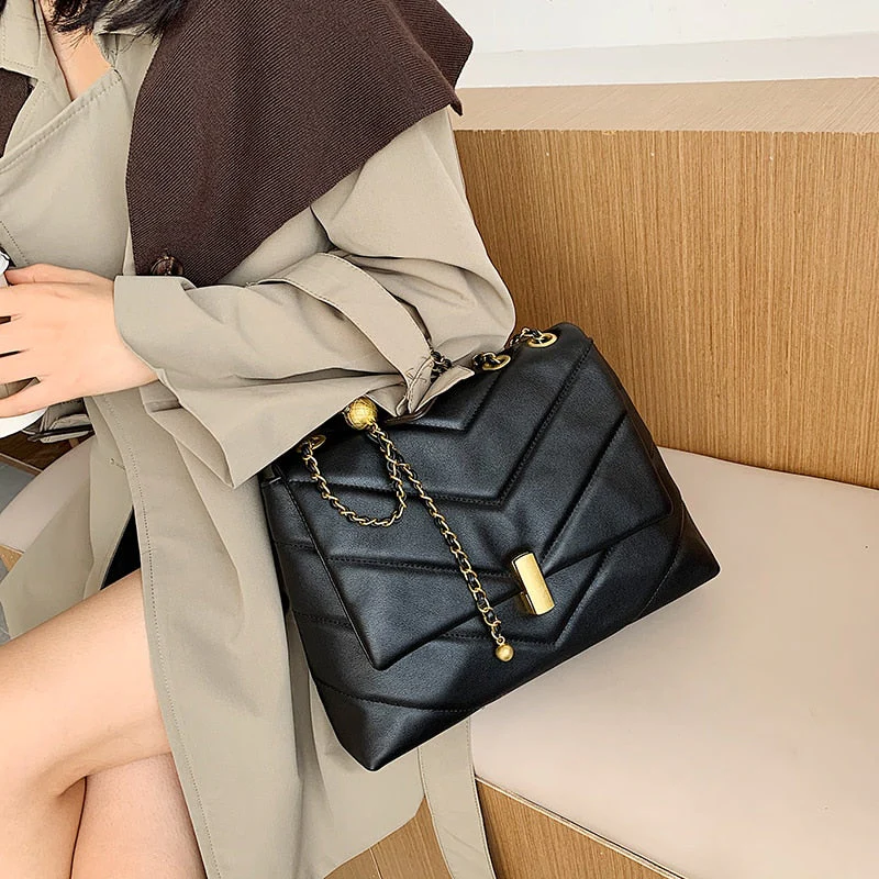 Martha's Chain Shoulder Bag - Image 5