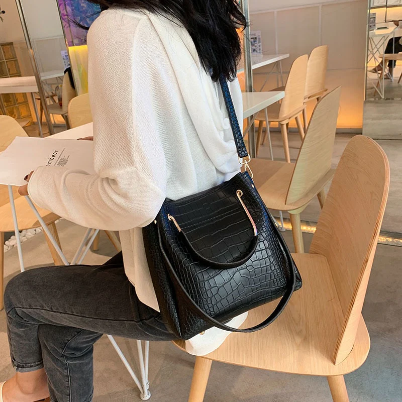 Servente Shoulder Bag - Image 6